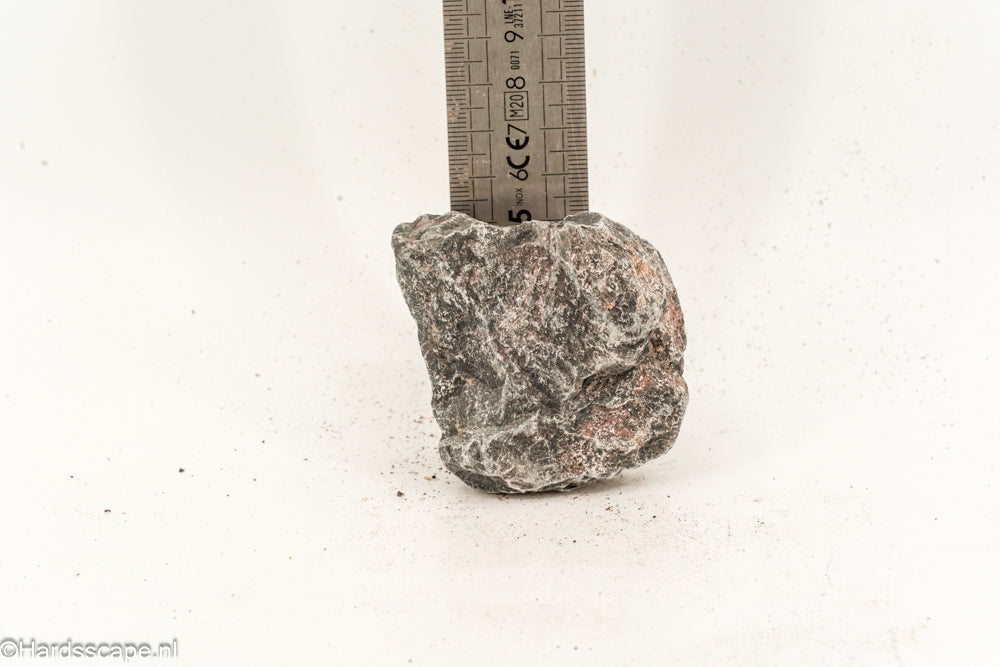 Kleine Dark Hell Stone S077 van Hardscape.nl met donkere, ruwe textuur op een neutrale achtergrond