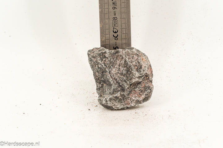 Kleine Dark Hell Stone S077 van Hardscape.nl met donkere, ruwe textuur op een neutrale achtergrond