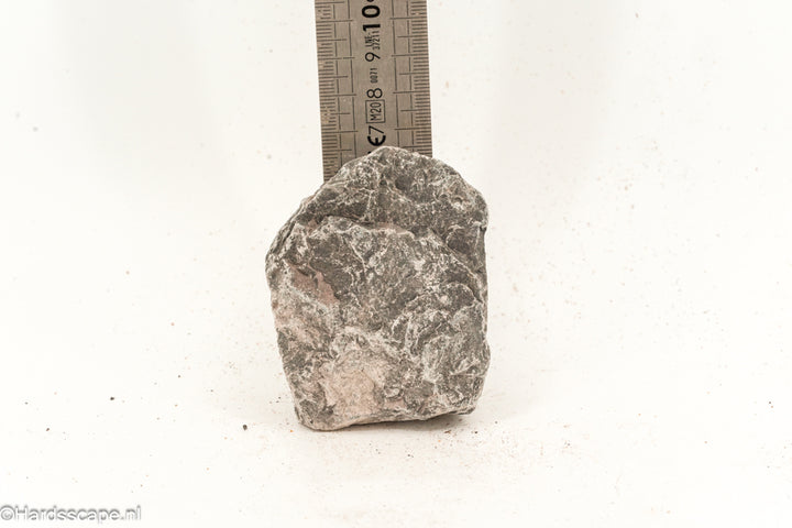 Kleine Dark Hell Stone S078 van Hardscape.nl, donkergrijze decoratieve steen voor tuin en oprit, zichtbaar in de afbeelding.