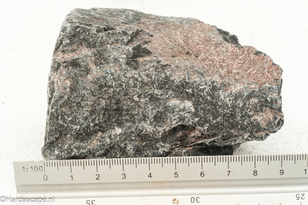 Kleine Dark Hell Stone S080 van Hardscape.nl, donkergrijze siersteen met textuur, ideaal voor tuin- en opritdecoratie.