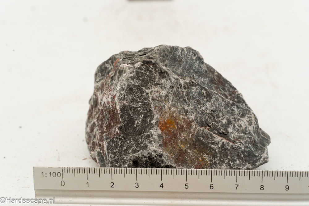 Kleine Dark Hell Stone S081 van Hardscape.nl met een donkere, ruwe textuur en natuurlijke uitstraling.