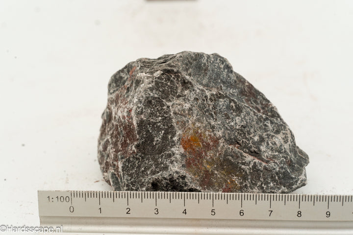 Kleine Dark Hell Stone S081 van Hardscape.nl met een donkere, ruwe textuur en natuurlijke uitstraling.