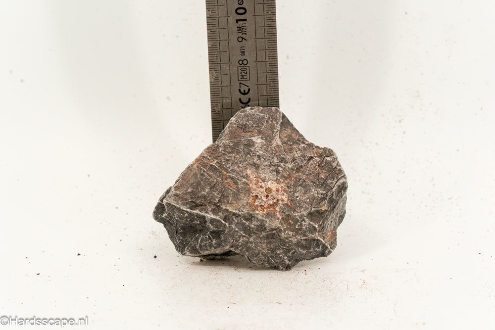 Kleine Dark Hell Stone S083 van Hardscape.nl, donkere natuursteen met ruwe textuur voor tuin- en opritdecoratie