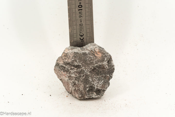 Kleine Dark Hell Stone S085 van Hardscape.nl, donkere natuurstenen steen voor tuin- of terrasdecoratie.