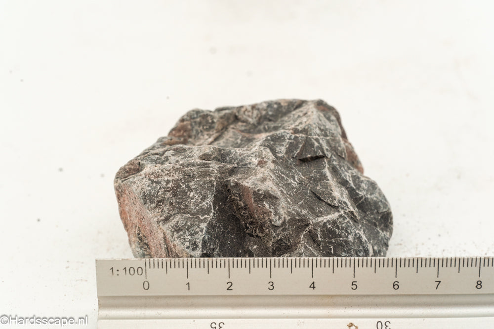 Kleine Dark Hell Stone S085 van Hardscape.nl, geribbeld en donkergrijs natuursteen voor tuin- en terrasafwerking.