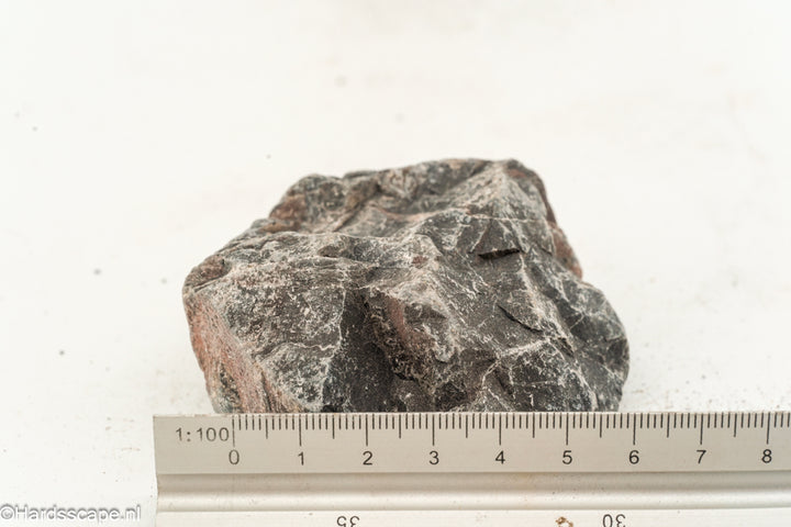 Kleine Dark Hell Stone S085 van Hardscape.nl, geribbeld en donkergrijs natuursteen voor tuin- en terrasafwerking.