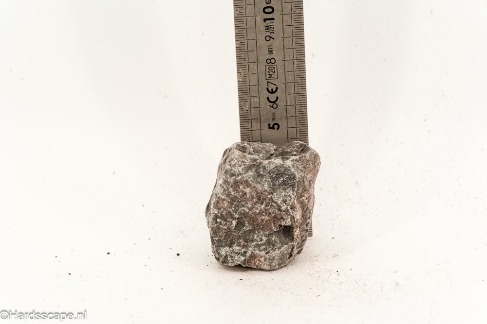 Kleine donkere Hell Stone S086 van Hardscape.nl, ruwe textuur en donkere kleur, geschikt voor tuin- en opritdecoratie
