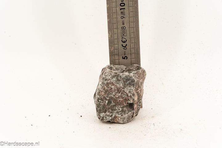 Kleine donkere Hell Stone S086 van Hardscape.nl, ruwe textuur en donkere kleur, geschikt voor tuin- en opritdecoratie