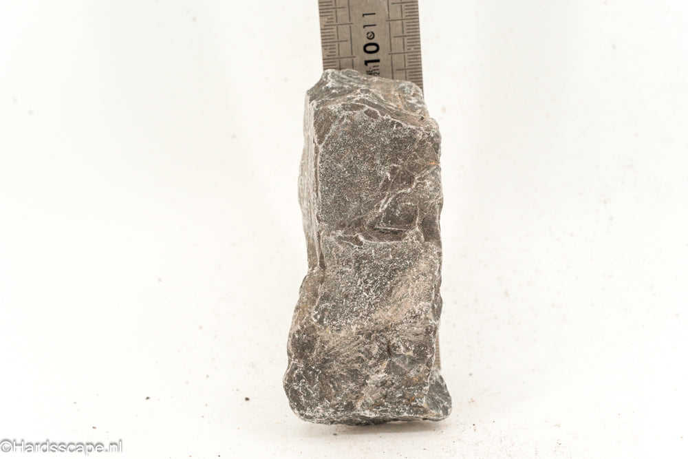 Kleine Dark Hell Stone S087 van Hardscape.nl met donkere, rustieke steenstructuur voor tuin- of opritdecoratie