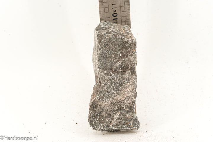 Kleine Dark Hell Stone S087 van Hardscape.nl met donkere, rustieke steenstructuur voor tuin- of opritdecoratie