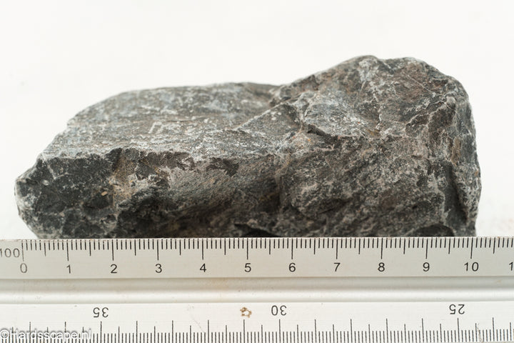 Kleine Dark Hell Stone S087 van Hardscape.nl met een donkere, ruwe textuur, geschikt voor tuin- en oeverdecoraties.