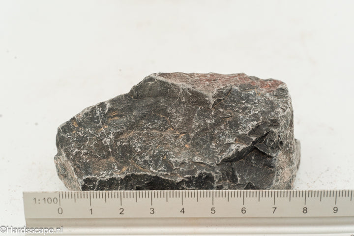 Kleine Dark Hell Stone S088 van Hardscape.nl, donkere natuursteen met ruwe textuur voor tuin- en oeverdecoratie