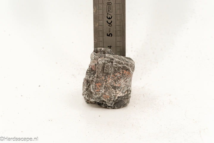 Donkere kleine Dark Hell Stone S089 van Hardscape.nl, natuurlijke steen met ruwe textuur voor tuin- en opritontwerp.