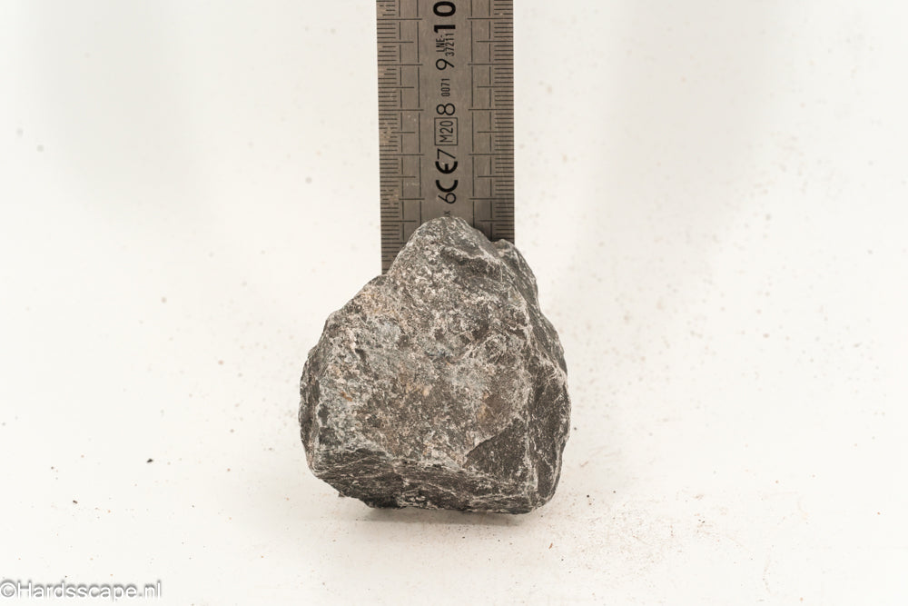 Kleine donkere Hell Stone S091 van Hardscape.nl, ruwe textuur en diepe donkere kleur, geschikt voor tuin- en opritdecoratie