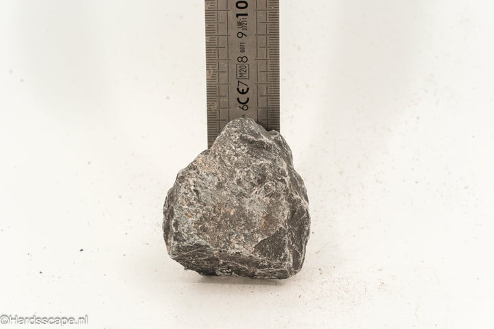 Kleine donkere Hell Stone S091 van Hardscape.nl, ruwe textuur en diepe donkere kleur, geschikt voor tuin- en opritdecoratie