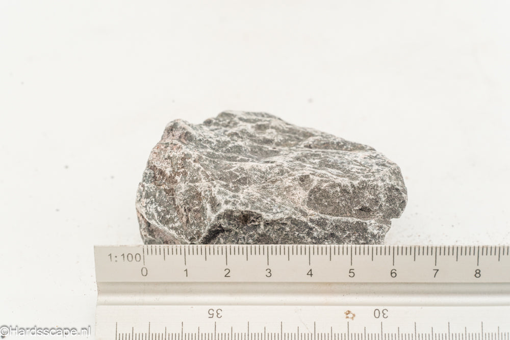 Kleine Dark Hell Stone S091 van Hardscape.nl, donkere natuursteen met ruwe textuur voor tuin- en opritdecoratie
