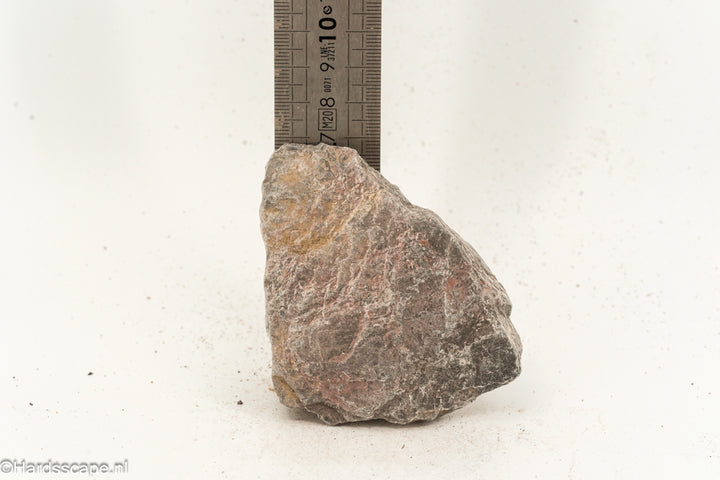 Kleine Dark Hell Stone S092 van Hardscape.nl, donkergrijze decoratieve steen voor tuin en terras, zichtbare textuur en natuurlijke uitstraling