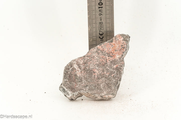 Kleine Dark Hell Stone S093 van Hardscape.nl, donkere siersteen met ruwe textuur voor tuin- en opritdecoratie