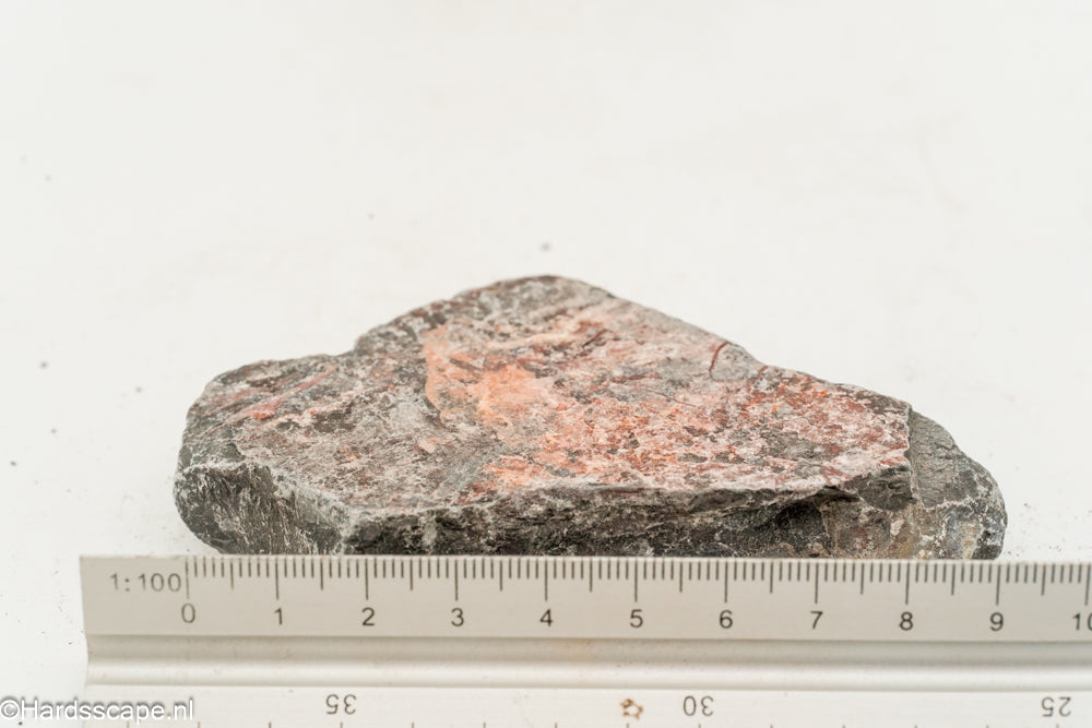 Kleine Dark Hell Stone S093 van Hardscape.nl met donkere, rustieke steenstructuur, ideaal voor tuin- en opritdecoratie.