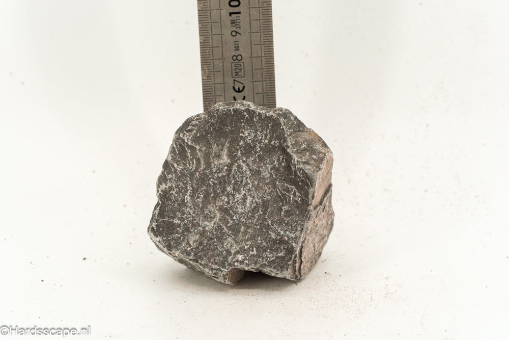Kleine Dark Hell Stone S094 van Hardscape.nl met donkere, ruwe textuur voor tuin- en terrasafwerking