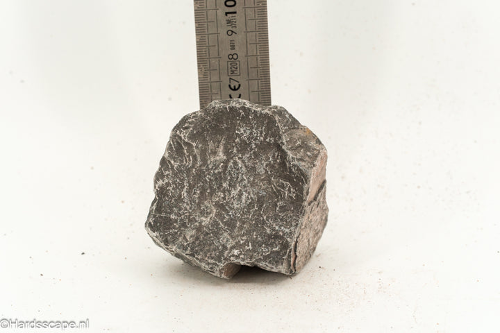 Kleine Dark Hell Stone S094 van Hardscape.nl met donkere, ruwe textuur voor tuin- en terrasafwerking