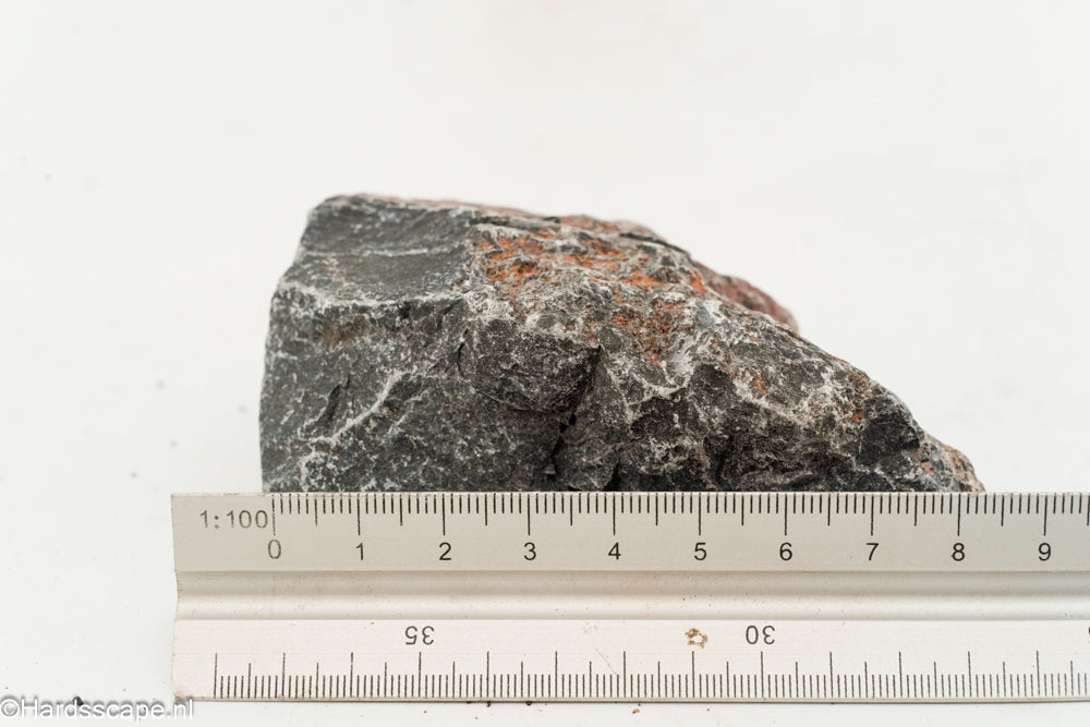Kleine Dark Hell Stone S096 van Hardscape.nl met een donkere, ruwe steenstructuur voor tuin- of terrasdecoratie