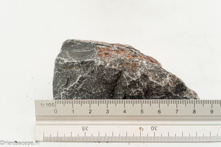 Kleine Dark Hell Stone S096 van Hardscape.nl met een donkere, ruwe steenstructuur voor tuin- of terrasdecoratie