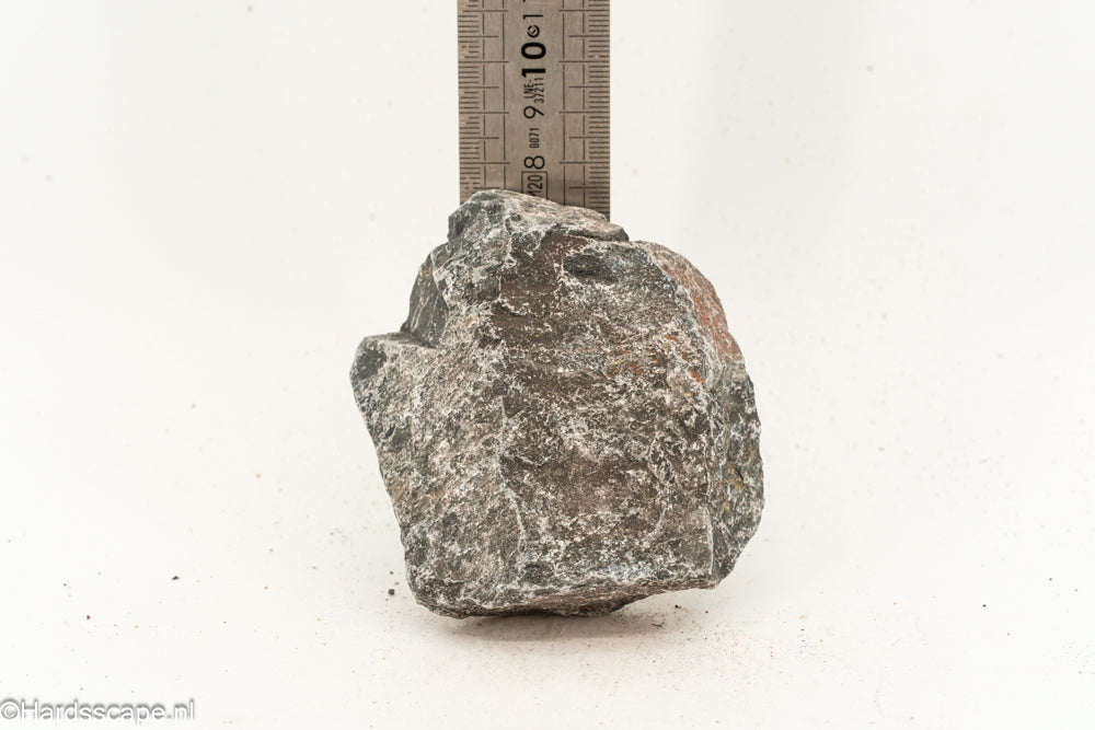 Kleine Dark Hell Stone S097 van Hardscape.nl met donkere, rustieke steenstructuur, geschikt voor tuin- en oeverprojecten.