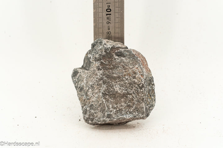 Kleine Dark Hell Stone S097 van Hardscape.nl met donkere, rustieke steenstructuur, geschikt voor tuin- en oeverprojecten.