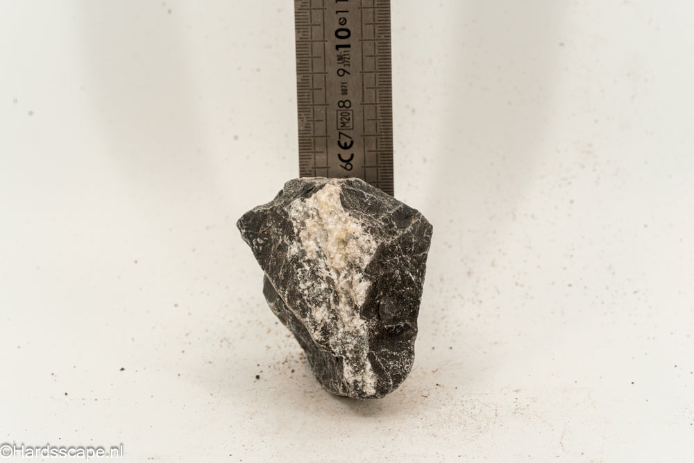 Kleine Dark Hell Stone S098 van Hardscape.nl, donkere natuurstenen tuinafdekking met rustieke textuur en natuurlijke uitstraling.