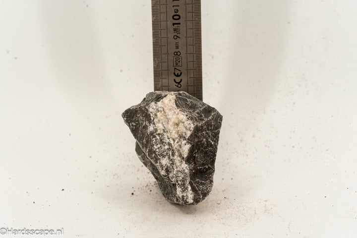 Kleine Dark Hell Stone S098 van Hardscape.nl, donkere natuurstenen tuinafdekking met rustieke textuur en natuurlijke uitstraling.