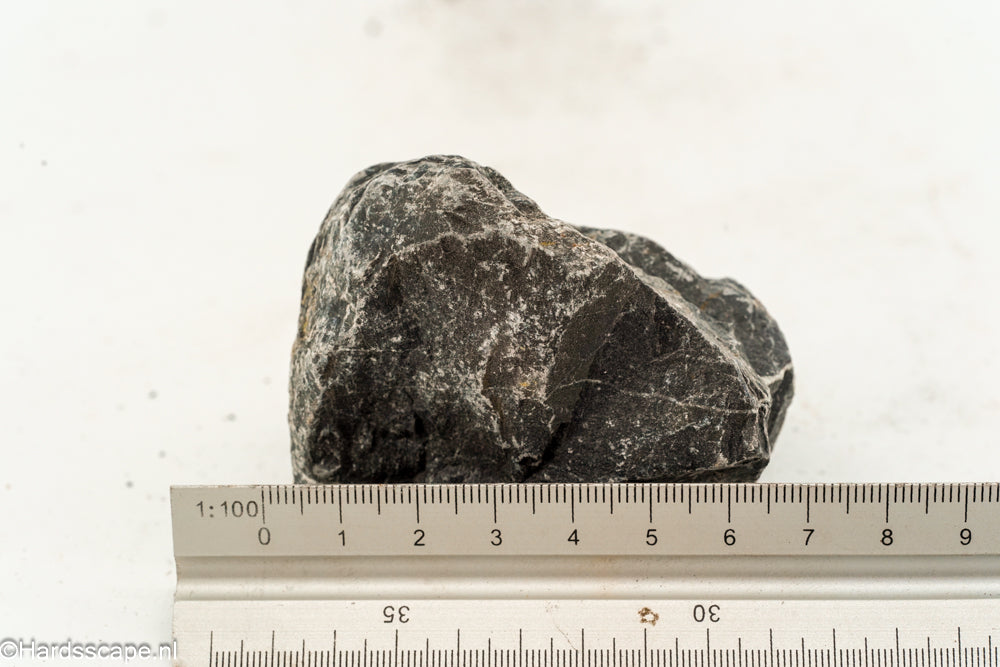Kleine Dark Hell Stone S098 van Hardscape.nl, donkergrijze natuursteen voor tuin- en terrasafwerking, zichtbaar in de afbeelding