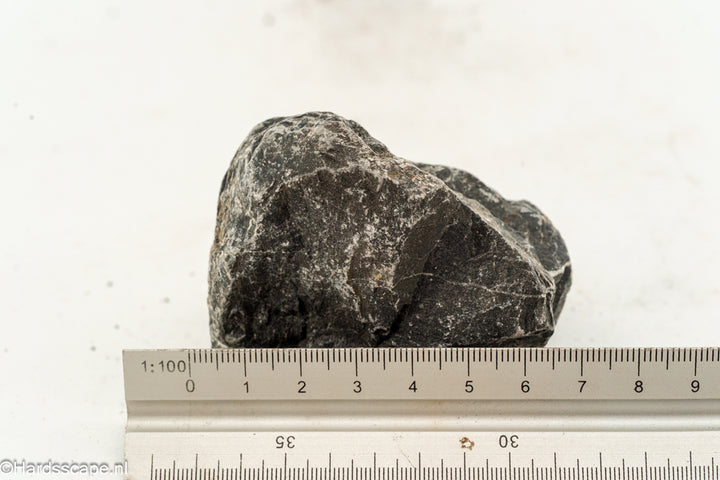Kleine Dark Hell Stone S098 van Hardscape.nl, donkergrijze natuursteen voor tuin- en terrasafwerking, zichtbaar in de afbeelding