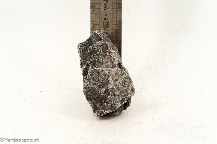 Kleine Dark Hell Stone S101 van Hardscape.nl met een donkere, rustieke structuur voor tuin- en opritdecoratie