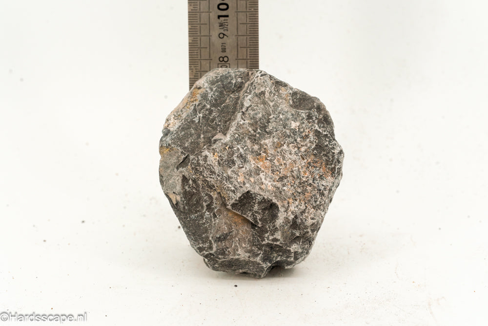 Donkere kleine hell steen S102 van Hardscape.nl met een ruwe textuur en natuurlijke uitstraling.