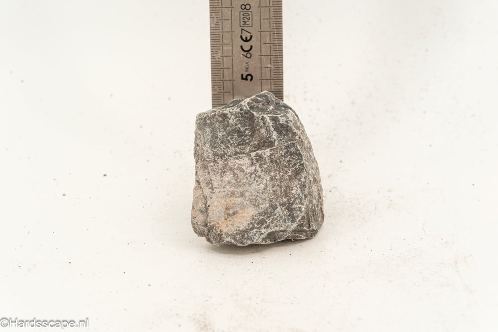 Donkere S103 kleine hardsteen van Hardscape.nl, getoond in close-up met textuur en natuurlijke uitstraling
