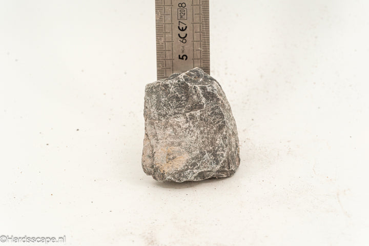 Donkere S103 kleine hardsteen van Hardscape.nl, getoond in close-up met textuur en natuurlijke uitstraling