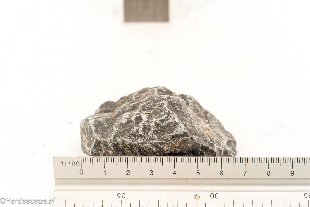 Zwarte Dark Hell Stone S103 kleine hardsteen met ruwe textuur, geschikt voor tuin- en opritdecoratie, door Hardscape.nl