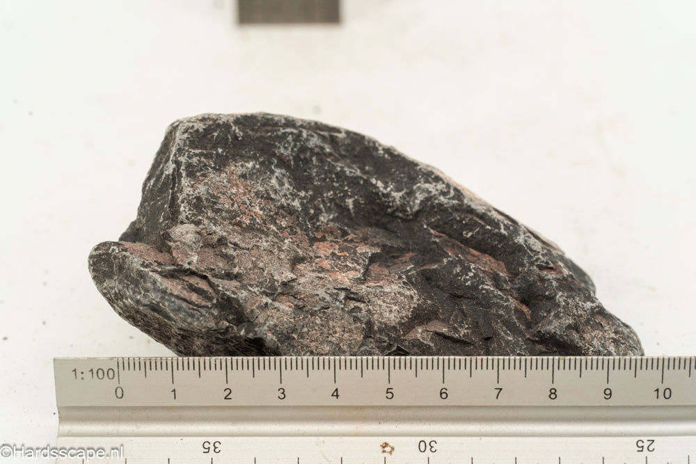 Kleine Dark Hell Stone S105 van Hardscape.nl, donkere natuurstenen steen met ruwe textuur voor tuin- of opritdecoratie