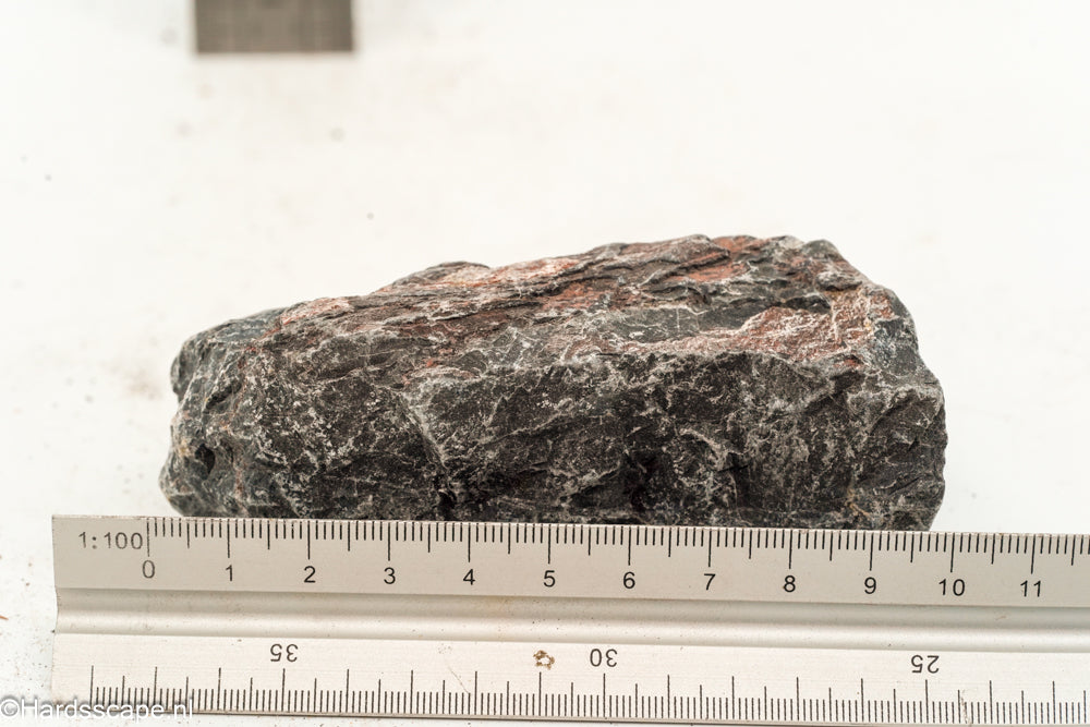 Kleine Dark Hell Stone S107 van Hardscape.nl, donkere natuursteen met ruwe textuur voor tuin- of terrasversiering