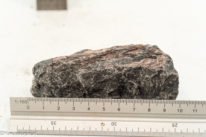 Kleine Dark Hell Stone S107 van Hardscape.nl, donkere natuursteen met ruwe textuur voor tuin- of terrasversiering