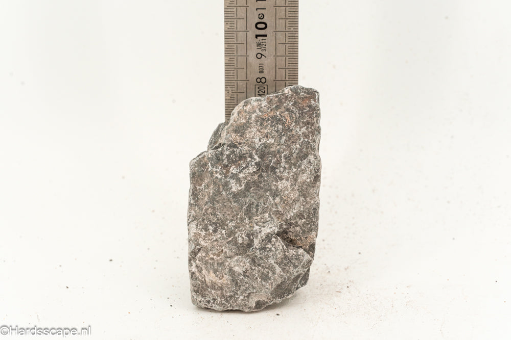 Kleine Dark Hell Stone S108 van Hardscape.nl met donkere, ruwe steenstructuur voor tuin- en opritdecoratie