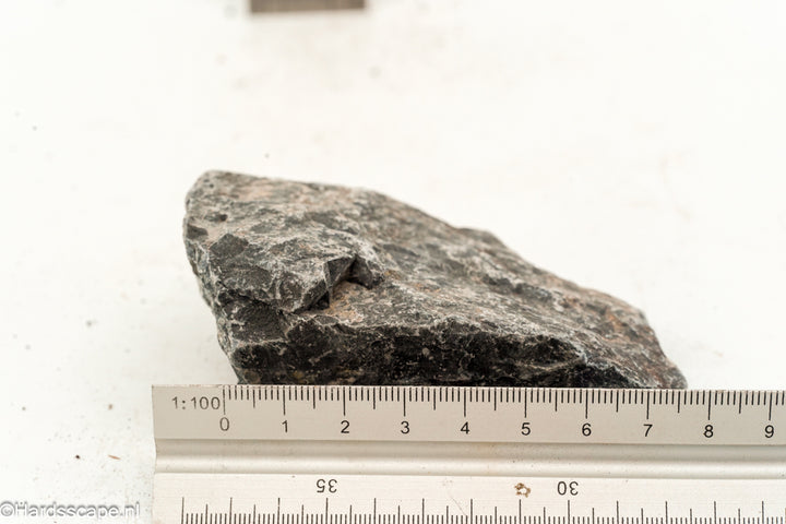 Kleine Dark Hell Stone S108 van Hardscape.nl met een donkere, robuuste textuur voor tuin- en opritdecoratie