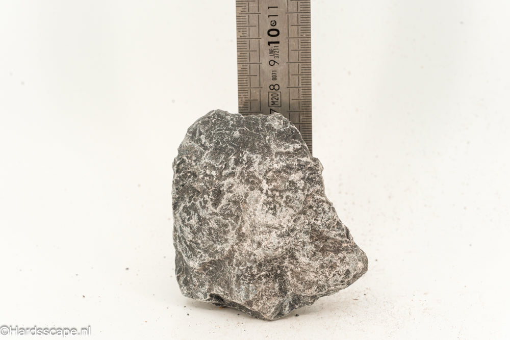 Kleine Dark Hell Stone S109 van Hardscape.nl met een donkere, ruwe textuur, geschikt voor tuin- en opritontwerp.