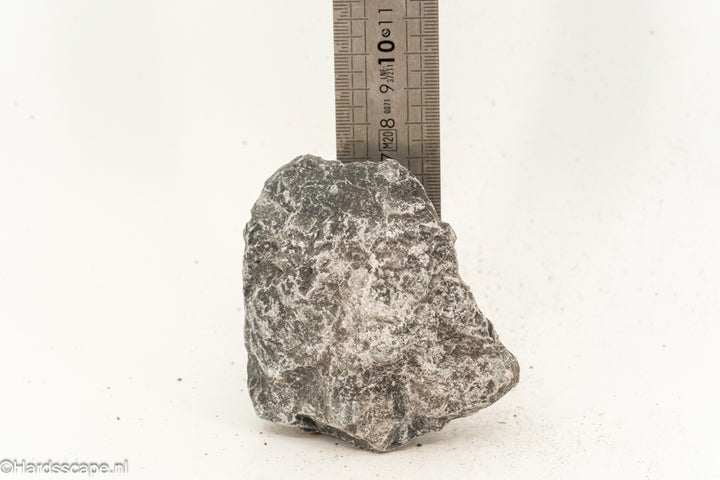 Kleine Dark Hell Stone S109 van Hardscape.nl met een donkere, ruwe textuur, geschikt voor tuin- en opritontwerp.