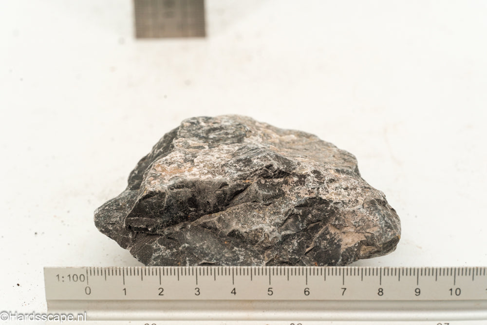 Kleine Dark Hell Stone S109 van Hardscape.nl, donkergrijze natuurstenen tegels met textuur en scherpe randen.