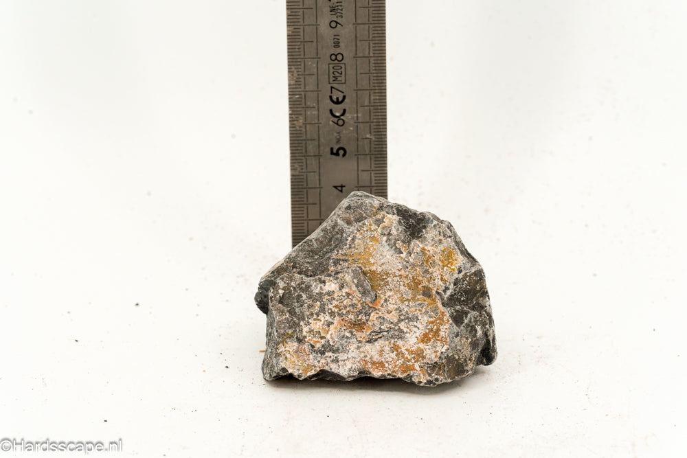 Kleine Dark Hell Stone S113 van Hardscape.nl, donkere natuurstenen steen met ruwe textuur voor tuin- en opritdecoratie