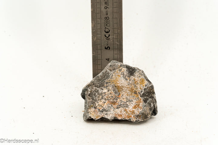 Kleine Dark Hell Stone S113 van Hardscape.nl, donkere natuurstenen steen met ruwe textuur voor tuin- en opritdecoratie