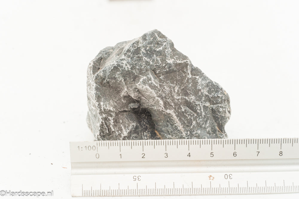 Kleine Dark Hell Stone S113 van Hardscape.nl, donkere sierstenen voor tuin en oprit, zichtbaar in de afbeelding.