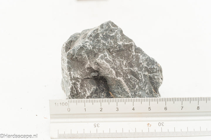 Kleine Dark Hell Stone S113 van Hardscape.nl, donkere sierstenen voor tuin en oprit, zichtbaar in de afbeelding.